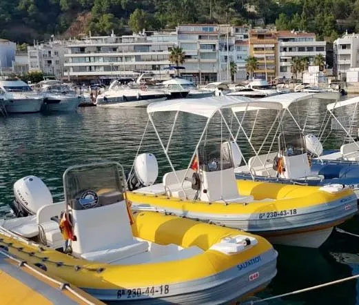 Rent Boats CBE barco de alquiler gommonautica 500